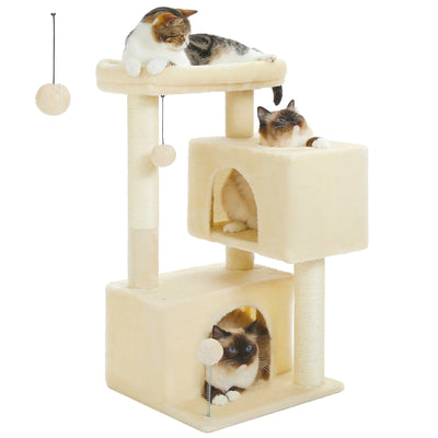 Arbre à chat maine coon beige avec deux niches fermees, lit sureleve, poteaux griffoir en sisal et deux jouets suspendus